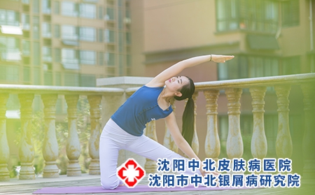 攝圖網_500338638_清晨在陽臺練瑜伽的美女（企業商用）