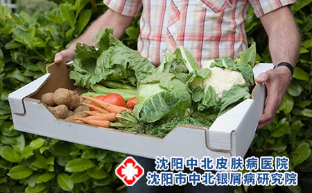 攝圖網_501517373_手拿新鮮蔬菜盒（企業商用）