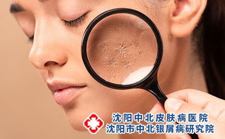 攝圖網(wǎng)_503372766_雄將放大鏡放在年輕女子附近（企業(yè)商用）