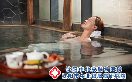 攝圖網_501702908_年輕美女泡湯溫泉池（企業商用）泡浴泡澡