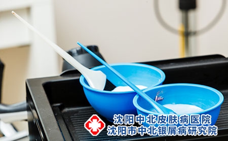 攝圖網_305132868_2個藍色塑料碗有漂白染發和刷子2個塑料碗有染發（企業商用）