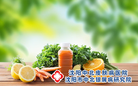 攝圖網(wǎng)_300127981_健康的飲食,食物,節(jié)食素食的瓶子與胡蘿卜汁,水果蔬菜木制桌子上綠色的自然背景裝胡蘿卜汁水果蔬菜的瓶子裝（企業(yè)商用）