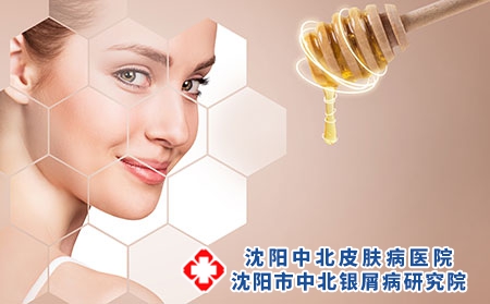 攝圖網_289632094_年輕女人和蜂蜜勺子準備面部具
