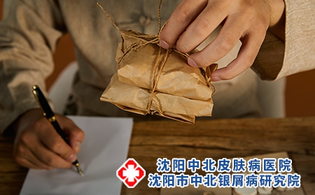 攝圖網_501674736_中醫醫師調配中藥（企業商用）