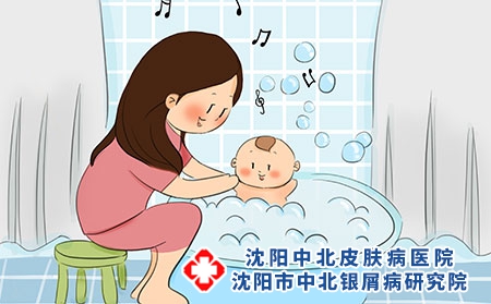 攝圖網_400165108_給寶寶洗澡（企業商用）遺傳