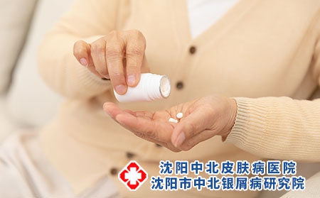 攝圖網(wǎng)_501568833_老奶奶坐沙發(fā)上吃藥特寫(xiě)（企業(yè)商用）
