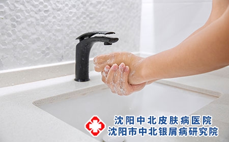 攝圖網_501356052_男性衛生間洗手（企業商用）