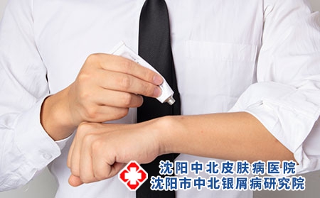 攝圖網_501655125_涂抹藥膏（企業商用）