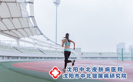 攝圖網_500290298_青春活動女性操場跑步（企業商用）