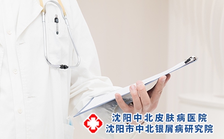 攝圖網_500313251_認真寫文檔的年輕醫生特寫（企業商用）