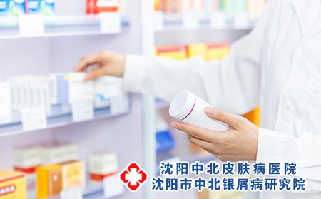 攝圖網(wǎng)_501652674_藥劑師手拿藥（企業(yè)商用）藥