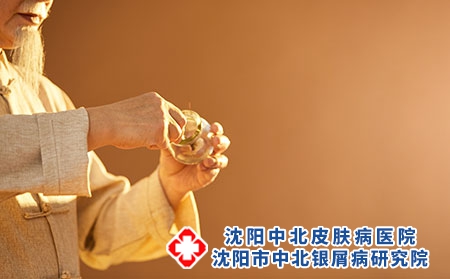 攝圖網_501682826_老中醫拔火罐（企業商用）