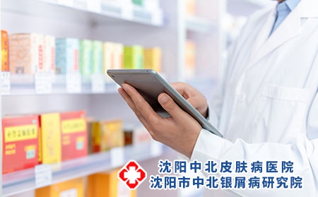 攝圖網_501652677_藥劑師使用平板電腦（企業商用）