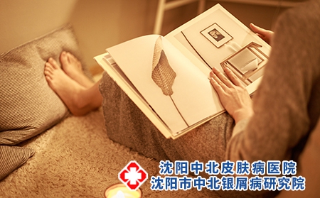 攝圖網_500154871_溫馨生活翻看雜志（企業商用）
