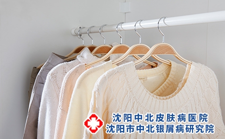 攝圖網_500764248_掛在衣柜里的一排衣服（企業商用）