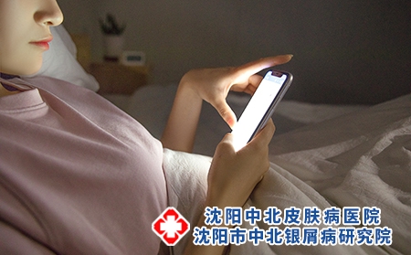 攝圖網(wǎng)_501351146_女性熬夜玩手機(jī)（企業(yè)商用）