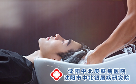 攝圖網_501431691_理發師給顧客洗頭（企業商用）