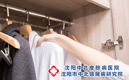 攝圖網_500224431_拿衣服（企業商用）