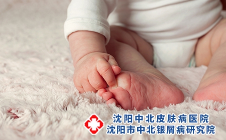 攝圖網_303330865_手腳緊貼著一個新生的嬰兒（企業商用）