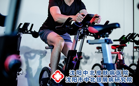 攝圖網_501311119_健身房踩單車男生（企業商用）
