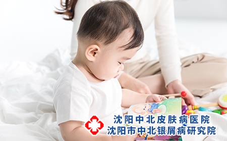 攝圖網_501154824_嬰兒翻閱書籍（企業商用）