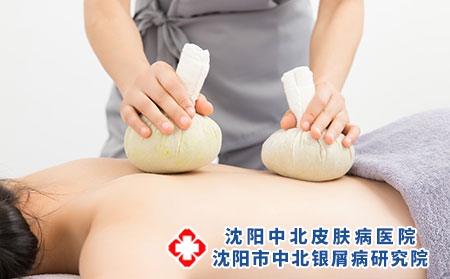 攝圖網(wǎng)_501763551_按摩師給顧客做泰式spa艾草理療（企業(yè)商用）