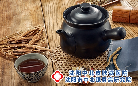 攝圖網_501578428_中藥材和中藥壺（企業商用）