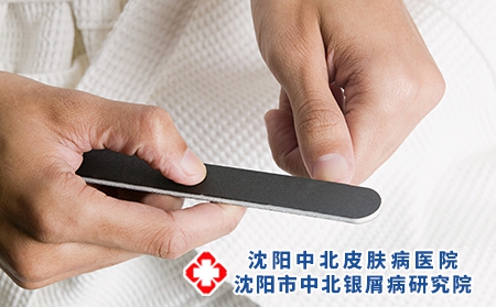 攝圖網_501460717_男人用指甲刀銼指甲（企業商用）
