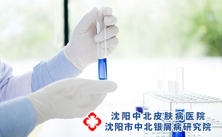 攝圖網_302025774_在實驗室工作的亞洲科學研究員持有測試管并使用化學制造進行液溶分析（企業商用）